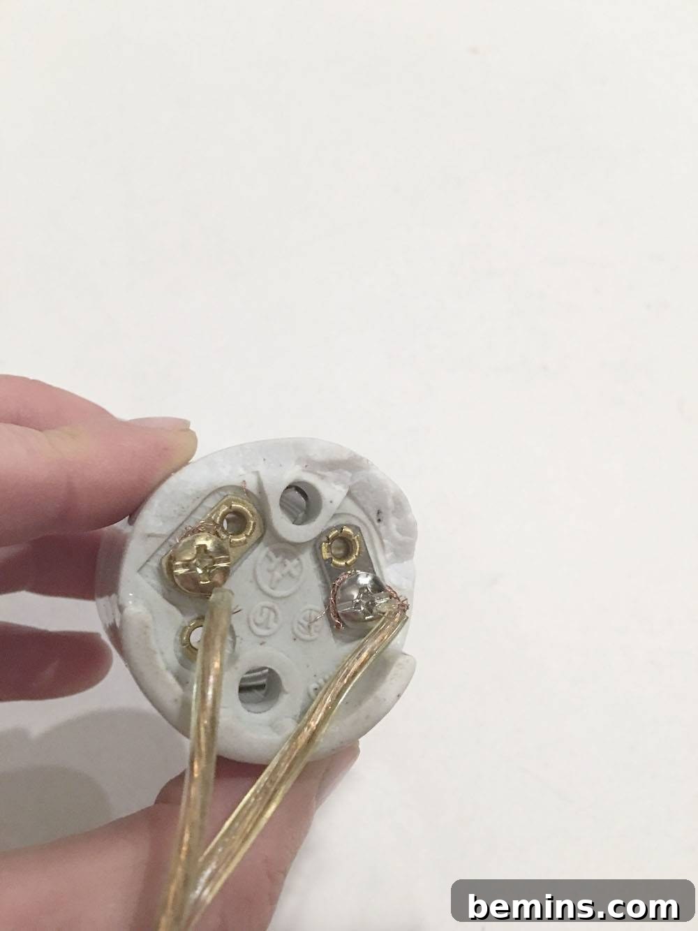 Attaching the lamp cord to the socket