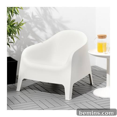 SKARPÖ armchair in a backyard setting