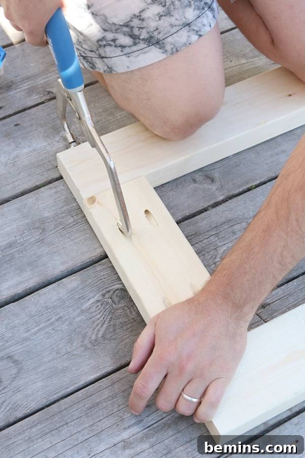 Creating a Stylish Storage Bench: A DIY Guide 7 Using a Right Angle Clamp