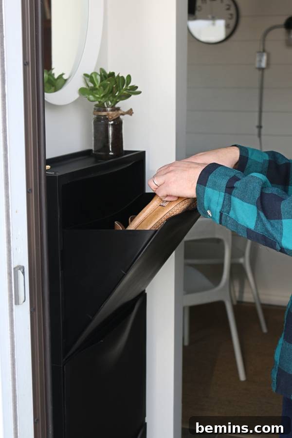 Smart Storage Solutions: An Effortless Mudroom Makeover 15 Mudroom Art and Decor