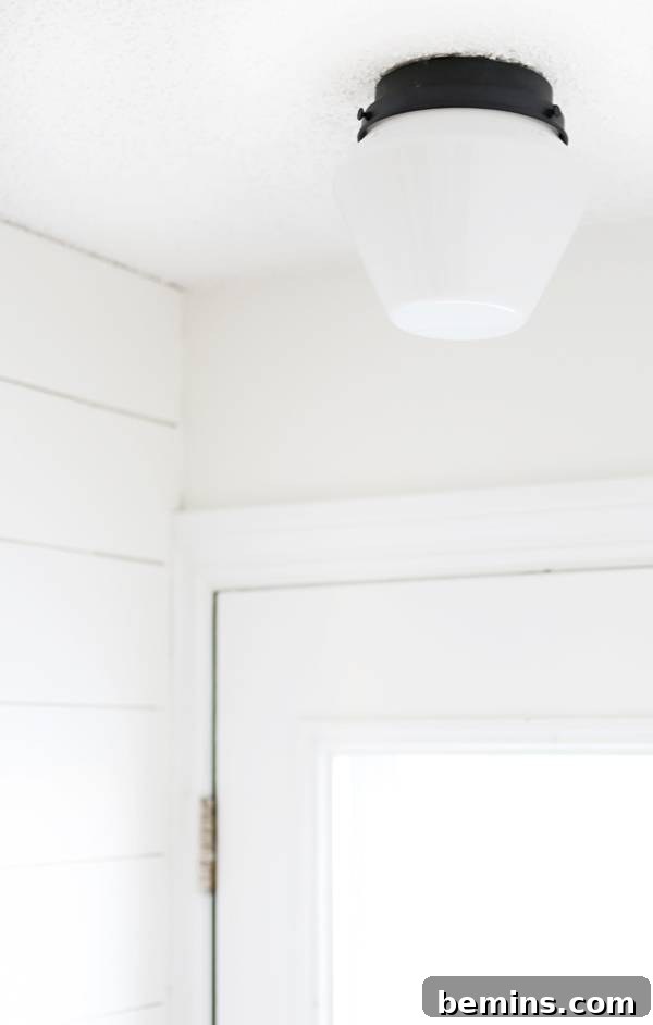 Smart Storage Solutions: An Effortless Mudroom Makeover 4 Modern Scandinavian Lighting in Mudroom