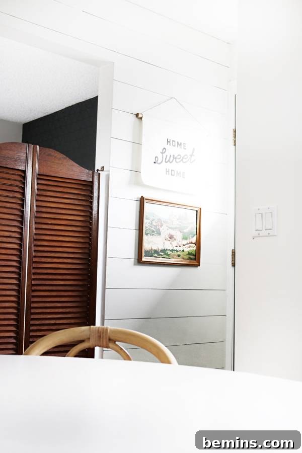 Smart Storage Solutions: An Effortless Mudroom Makeover 10 Decorating Mudroom Walls with Art